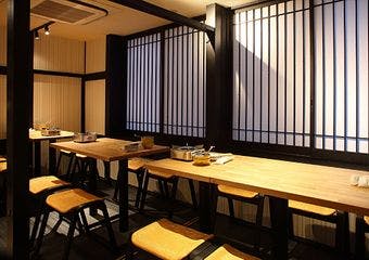 店主こだわりの鮨、出汁の旨味たっぷりの変わり種豊富なおでんを味わえる隠れ家的な居酒屋です。自慢の一品を心ゆくまでご堪能ください。
