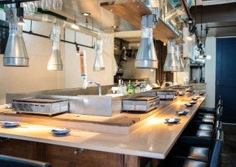 新鮮な本鮪を鉄板で焼き上げる、新感覚の魚火焼き体験を