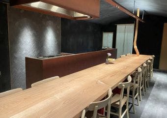 比内地鶏をはじめとした厳選素材を使用し、鮮度にこだわった鶏肉を一本一本丁寧に焼き上げる逸品が魅力です。