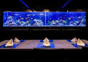 揺らめくアクアリウムと共に、極上和牛すき焼きの美食を心ゆくまで堪能する贅沢なひととき