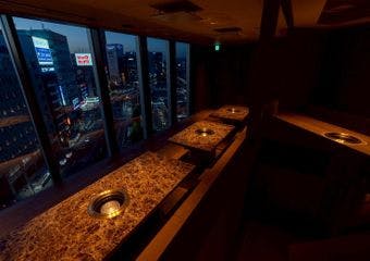 名古屋の夜景と共に、松阪牛の最も美しい瞬間を味わう至福のひとときを