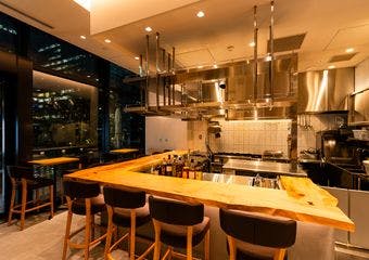 旬の食材を活かした和の逸品と多彩なお酒を堪能。落ち着いた空間で幅広いシーンに寄り添う一軒です。