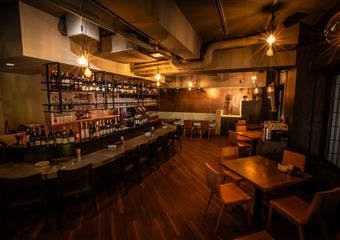スペイン料理を軸に多彩な逸品とワインを楽しめる駅近Bar&Grill。