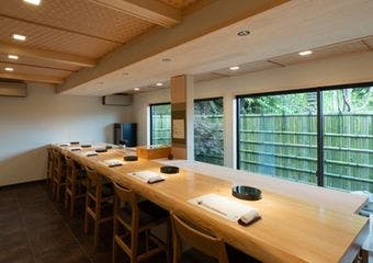 鎌倉の風情とともに味わう本格江戸前鮨の一貫、心に残る瞬間を
