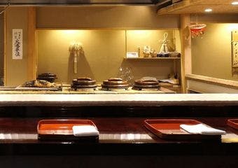 都会の喧騒を忘れ、古都の風情に浸る。
五感で味わう至高の京料理。