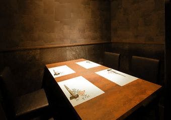 北新地の静寂に包まれた個室で、贅沢な黒毛和牛のすき焼きを心ゆくまで味わうひとときを