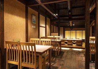 市場の喧騒を離れ、町屋の静けさで味わうパリパリうなぎ丼をご堪能