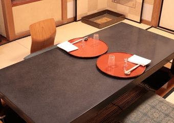 当店は一品に多くを盛り込まず、旬の素材を使って季節感を出しており、穏やかな味付けで京料理の伝統を感じさせる品々を味わって頂けます。