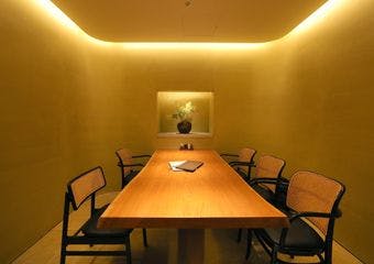 もうひとつの本店。都会の喧騒から少しずつ離れて日常を忘れる落ち着いた空間で、洗練されたうなぎ料理を。