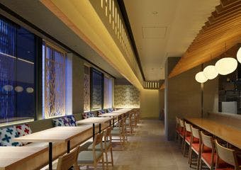 三越前駅から数分、洗練された上品で和モダンな空間でゆったりとお食事を。会食や結納などに相応しい完全個室も完備しております。