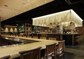 店も人も「えん」でつながり、心豊かに過ごせる時間をお届けします。
京都の香り漂うダイニングで職人技が光る逸品をご堪能ください。