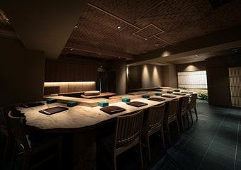 ミシュランガイドビブグルマン掲載、「LA LISTE 2018」世界の優良レストラン1000選選出など、国内外から評価される若槻剛史による、極上の鮨体験。