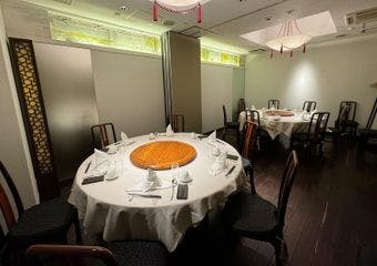 名物北京ダックと上海料理を、格式ある空間で堪能する中国料理の名店。