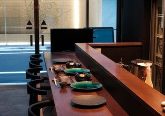 割烹とフレンチの技を融合、旬の食材を活かし、お箸で気軽にお楽しみいただけるお店