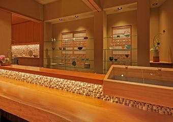 アラカルトで気軽に味わうカウンター鮨と、個室でゆったり楽しむ和食会席