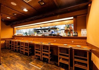 新宿の隠れ家で楽しむ、絶品海の幸と豊富な地酒を堪能するひととき