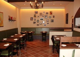平成元年オープン。2代続くイタリア料理店です。
市場から仕入れる新鮮な魚介類と旬の食材を常に意識してイタリア各地の郷土料理を作っております。