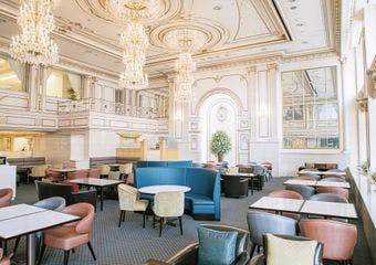 豪華なシャンデリアの下で楽しむ、パティシエ自慢のケーキと季節変わりのアフターヌーンティー。デートや女子会などちょっとしたご褒美時間にどうぞ。