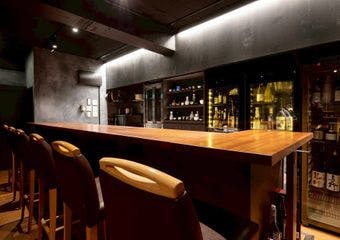 常時80種類以上の日本酒を揃え、4種類の酒器で飲み比べも楽しめる、日本酒の奥深い魅力に出会える一軒