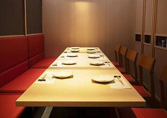 新宿駅近で味わう、活蟹と旬の食材が織りなす至福の会席料理