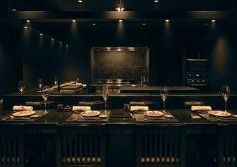 モダンシックな焼鳥カウンターで過ごす、銀座名店の美食時間。 接待・会食・デートなど、大切な方との特別なひとときを華やかに演出いたします。
