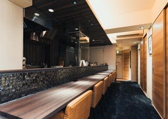 旬を映す繊細な日本料理と土鍋ご飯を堪能。銀座の上質なカウンターで特別なひとときを。