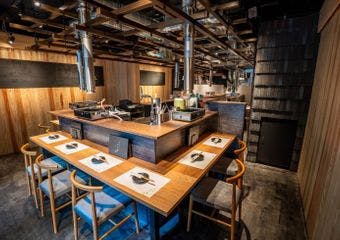 魚火焼きの魅力を存分に味わえる、希少部位のマグロに心奪われるひとときを