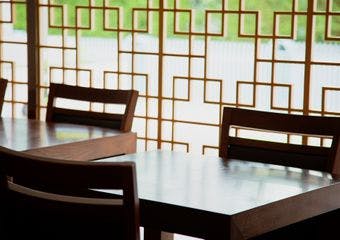 いつもの韓国料理とは一線を画す、ワンランク上の韓国料理店。モダンな店内で食材にこだわった丁寧な韓国美食を堪能。デート・女子会・会食に。