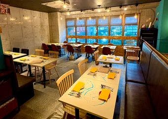 イタリア各地の伝統料理と焼き立てピッツァを、モダンでお洒落な空間で