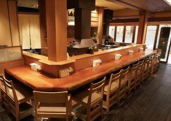 落ち着いた和空間で、職人が丁寧に揚げた串揚げをご堪能いただけます。素材に合わせて選べる7種のソースがサクサクの衣と素材の旨みを引き立てます。
