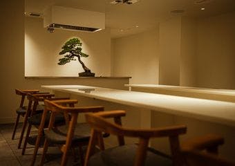 幻の黒毛和牛「神威」を全十一皿で堪能。
プロジェクターの映像と音に包まれる空間で、特別な日を演出。