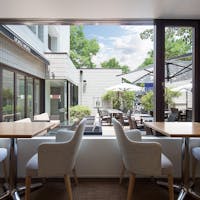 ヨックモック青山本店 ブルー・ブリック・ラウンジ
