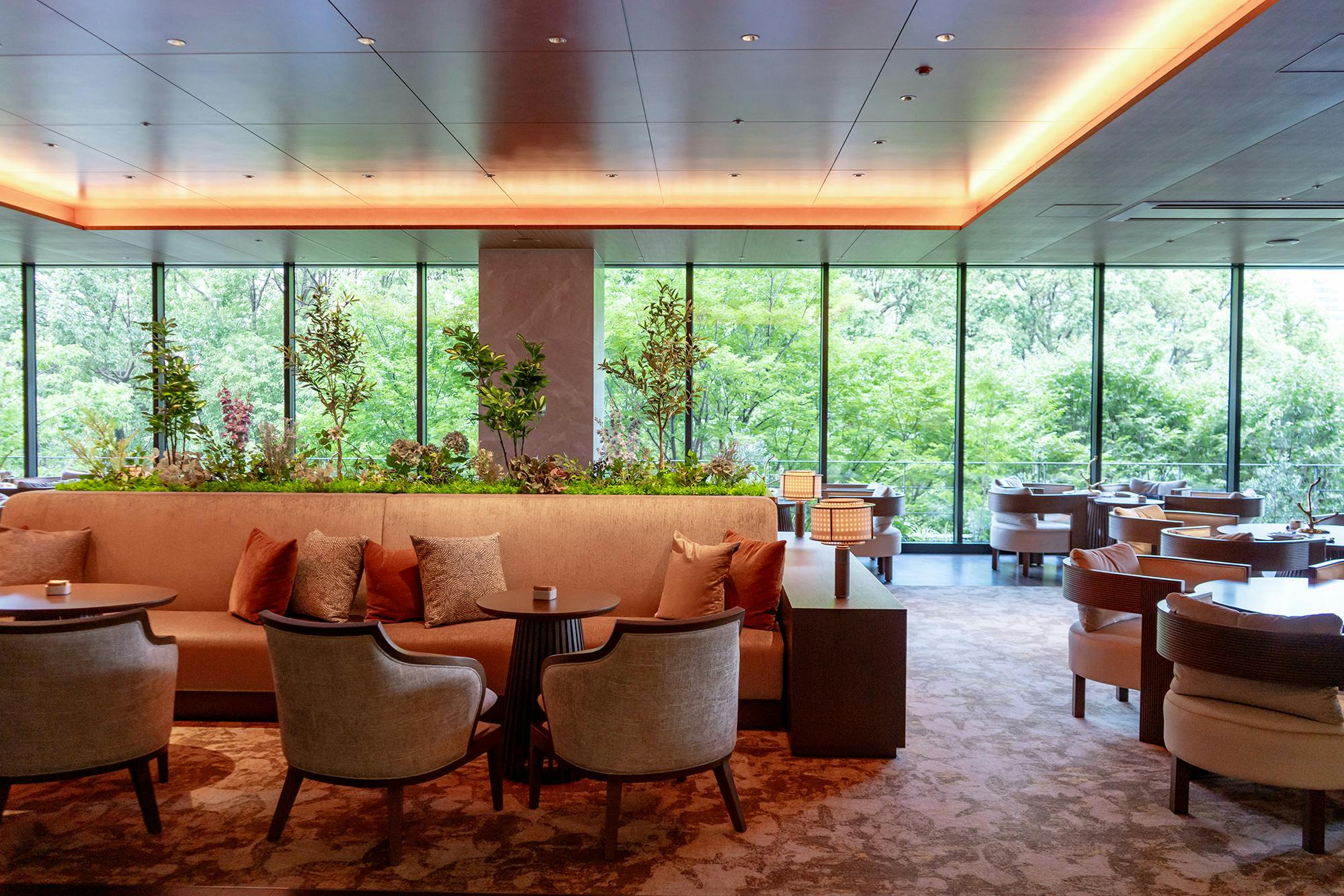 The Lounge�^TIAD, AUTOGRAPH COLLECTION